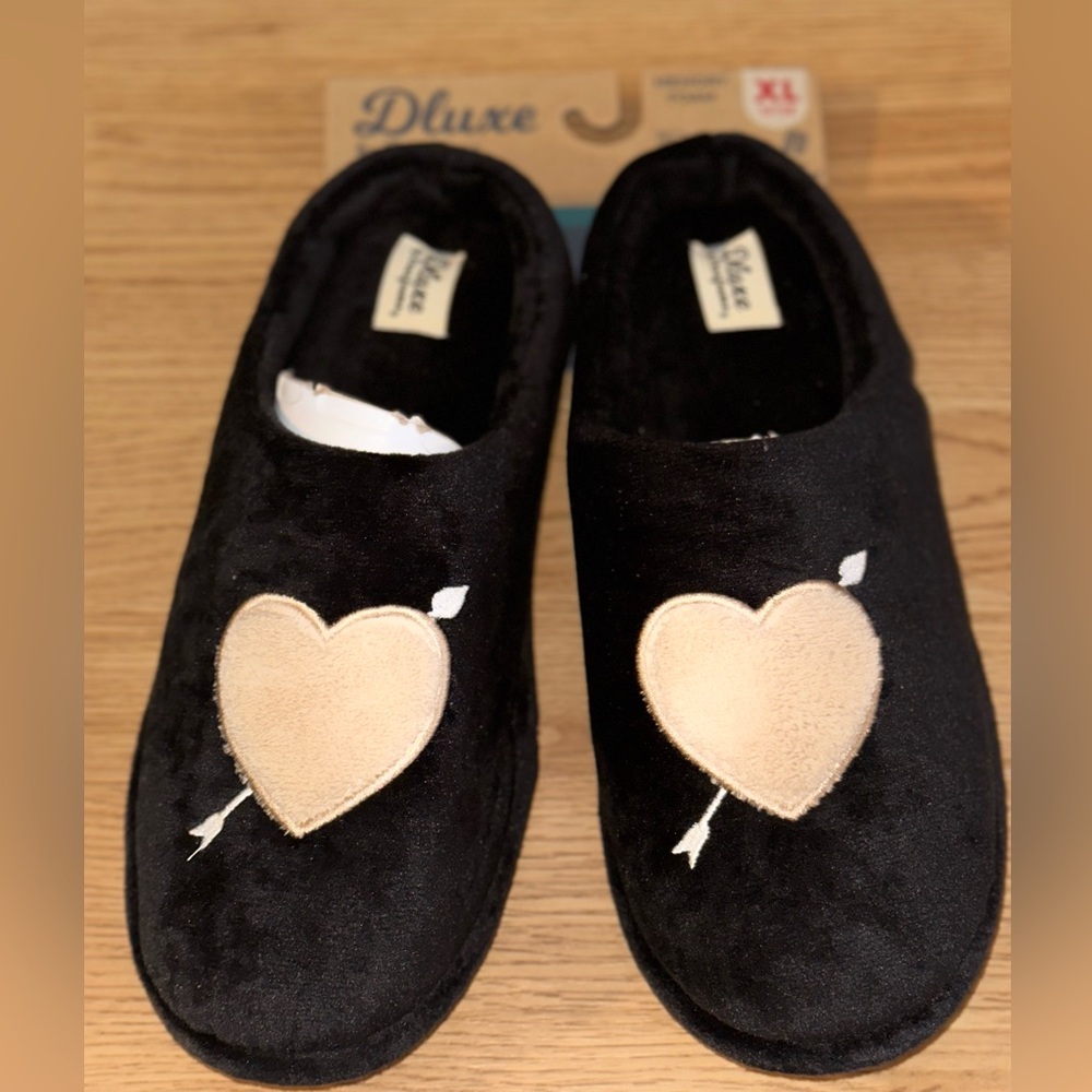 Women’s Black Heart Slippers Size XL 11-12 New